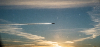 Google Blue Skies usa IA para apagar o grafite do céu feito por aviões